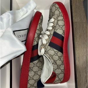 Men’s Gucci sneakers selling  ( for someone else )